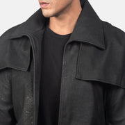 Close-Up Detail of Classic Collar &amp; Heavy-Duty Zipper Hardware on Men's Classic Distressed 블랙 Leather Duster 남성용