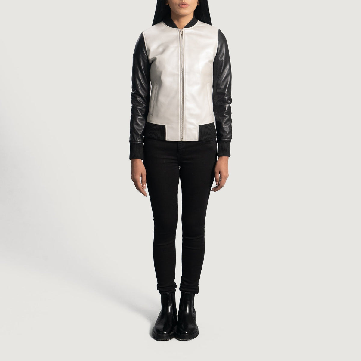 Close-Up Detail of Varsity &amp; Zipper Hardware on Women's Cole Silver 가죽 봄버 자켓 여성용