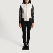 Close-Up Detail of Varsity &amp; Zipper Hardware on Women's Cole Silver 가죽 봄버 자켓 여성용