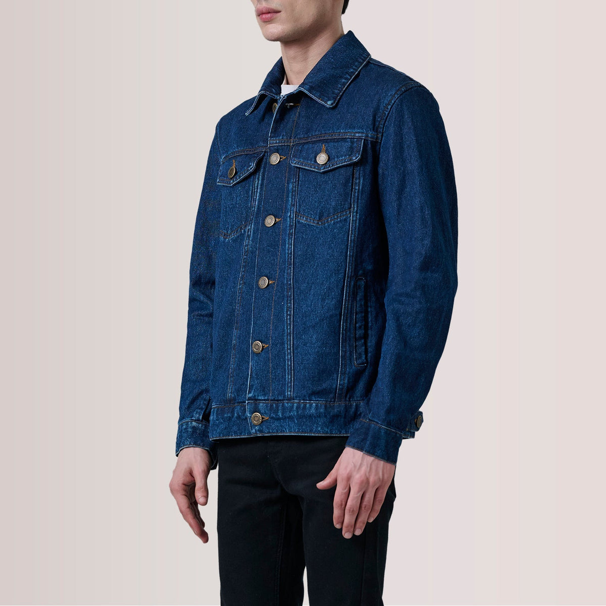 
Conard Dark 블루 Denim Trucker 가죽 자켓 남성용 For Men - 입체 소매 커팅과 슬림 테이퍼드 핏을 보여주는 측면 뷰