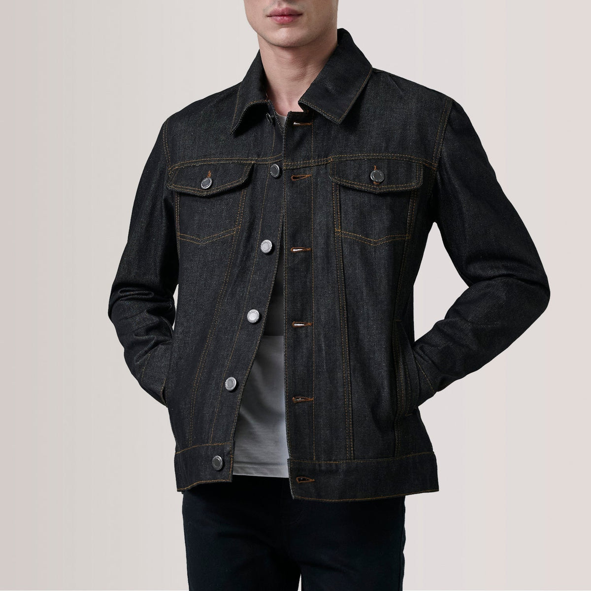 
Conard Faded 블랙 Denim Trucker 가죽 자켓 남성용 For Men 블랙 최고급 천연 소가죽 - 정면 스타일 및 테일러드 실루엣 | 공식 온라인 스토어 구매