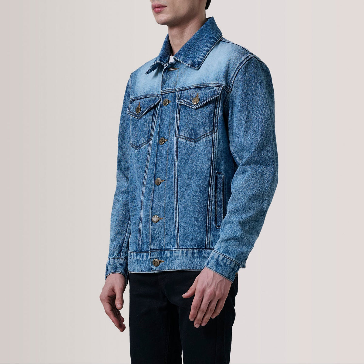 Conard Ice Blue Denim Trucker 가죽 자켓 남성용 For Men - Lateral Side Profile View Showing Sleeve Cut &amp; Athletic Taper Fit