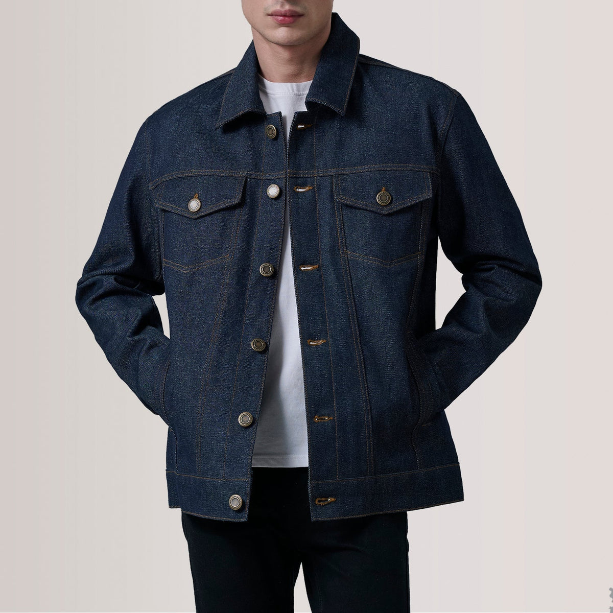 
Conard Ash Grey Denim Trucker Jacket For Men in Indigo Blue Full-Grain Leather - 정면 스타일 및 테일러드 실루엣 | 공식 온라인 스토어 구매