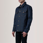 
Conard Ash Grey Denim Trucker Jacket For Men - 입체 소매 커팅과 슬림 테이퍼드 핏을 보여주는 측면 뷰