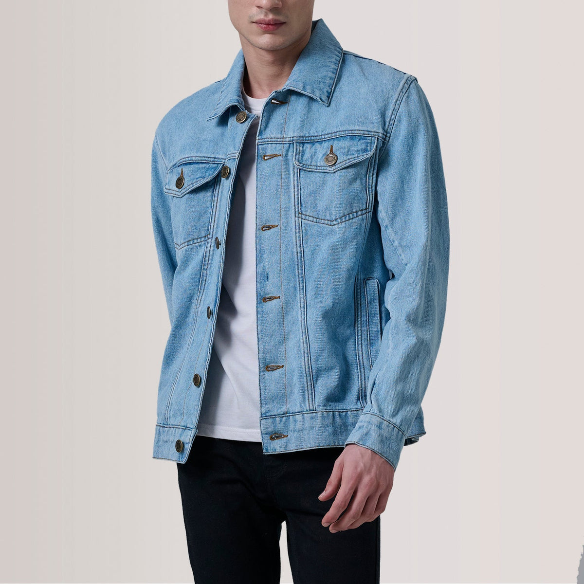 
Conard Light 블루 Denim Trucker 가죽 자켓 남성용 For Men in Light Blue Full-Grain Leather - 정면 스타일 및 테일러드 실루엣 | 공식 온라인 스토어 구매