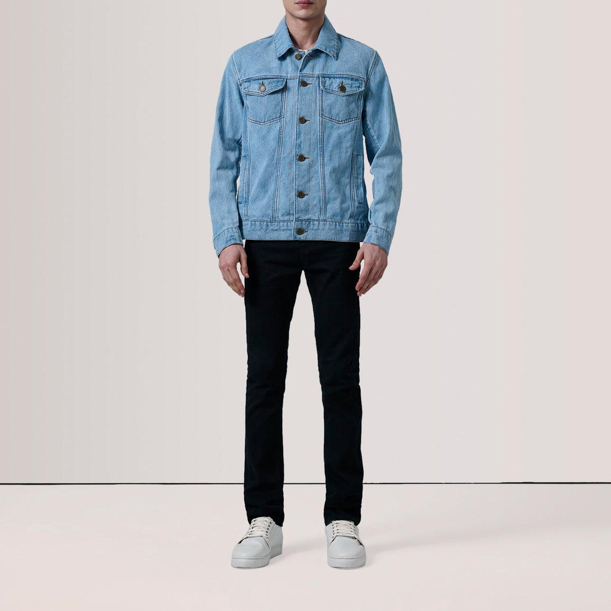 
Light Blue Full-Grain leather Jacket - 어깨 라인과 깔끔한 밑단이 돋보이는 뒷면 뷰