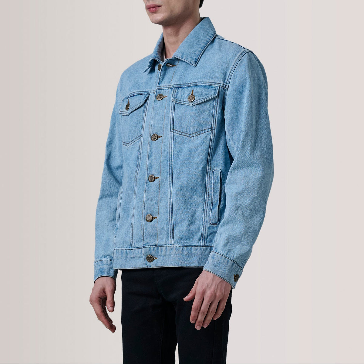 
Conard Light 블루 Denim Trucker 가죽 자켓 남성용 For Men - 입체 소매 커팅과 슬림 테이퍼드 핏을 보여주는 측면 뷰