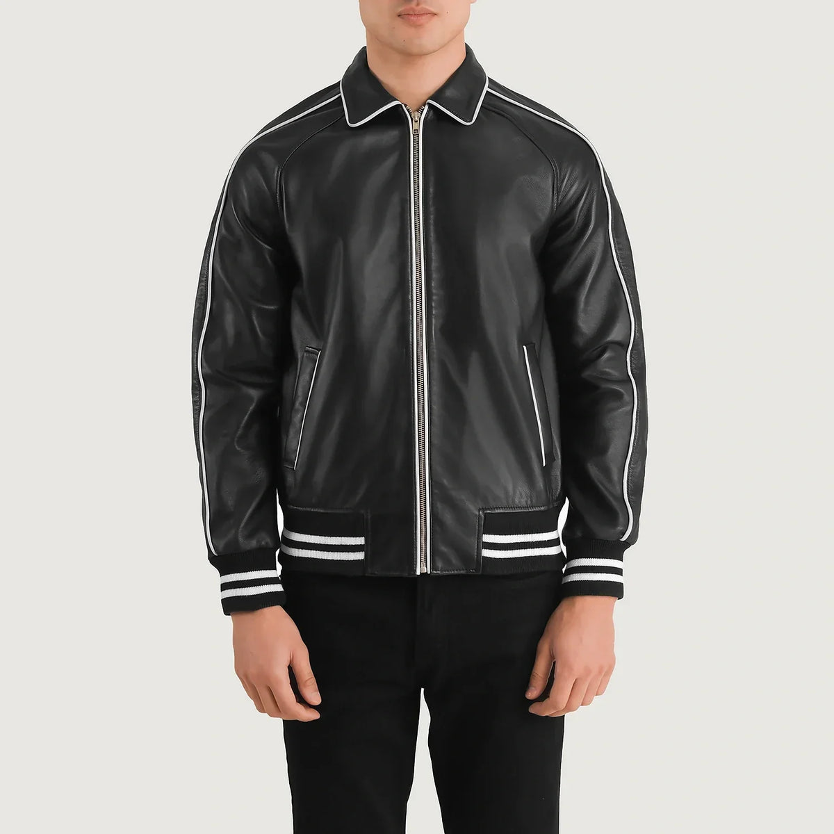 Close-Up Detail of Shirt collar &amp; Zipper Hardware on Cooper 블랙 Leather Varsity 가죽 자켓 남성용