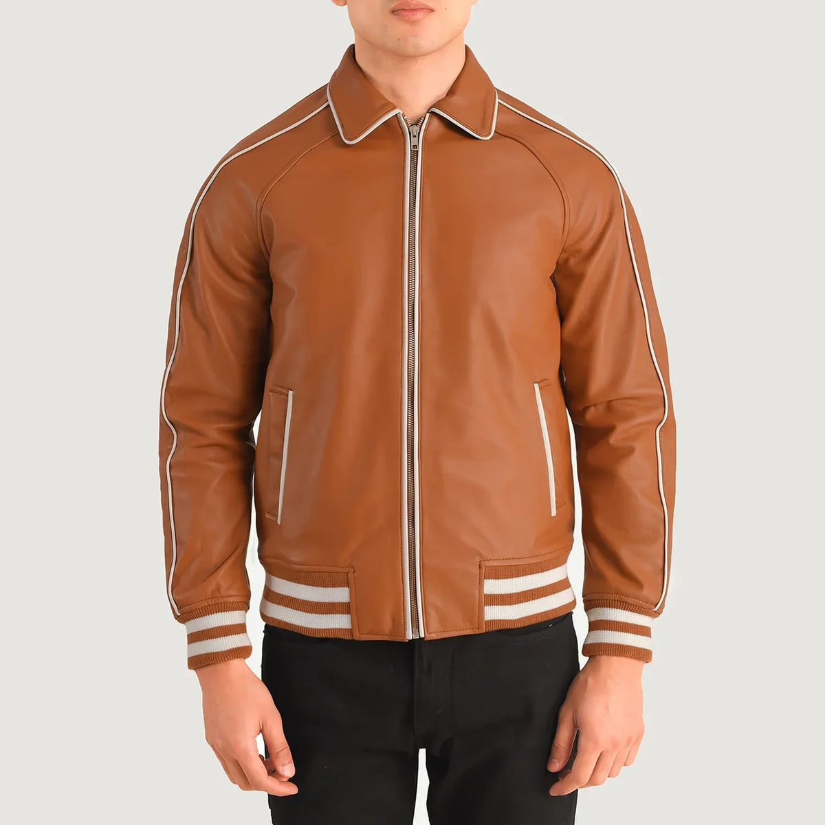 Close-Up Detail of Shirt collar &amp; Zipper Hardware on Cooper 탠 브라운 Leather Varsity 가죽 자켓 남성용