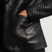 Close-Up Detail of Notch &amp; Button Hardware on Women's Cora Quilted 블랙 가죽 테일러드 블레이저 여성용