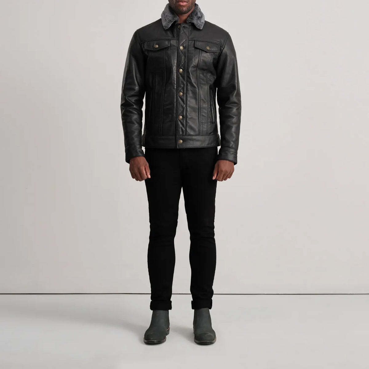 Dallis 블랙 Leather Shearling Trucker 가죽 자켓 남성용 - Lateral Side Profile View Showing Sleeve Cut &amp; Athletic Taper Fit