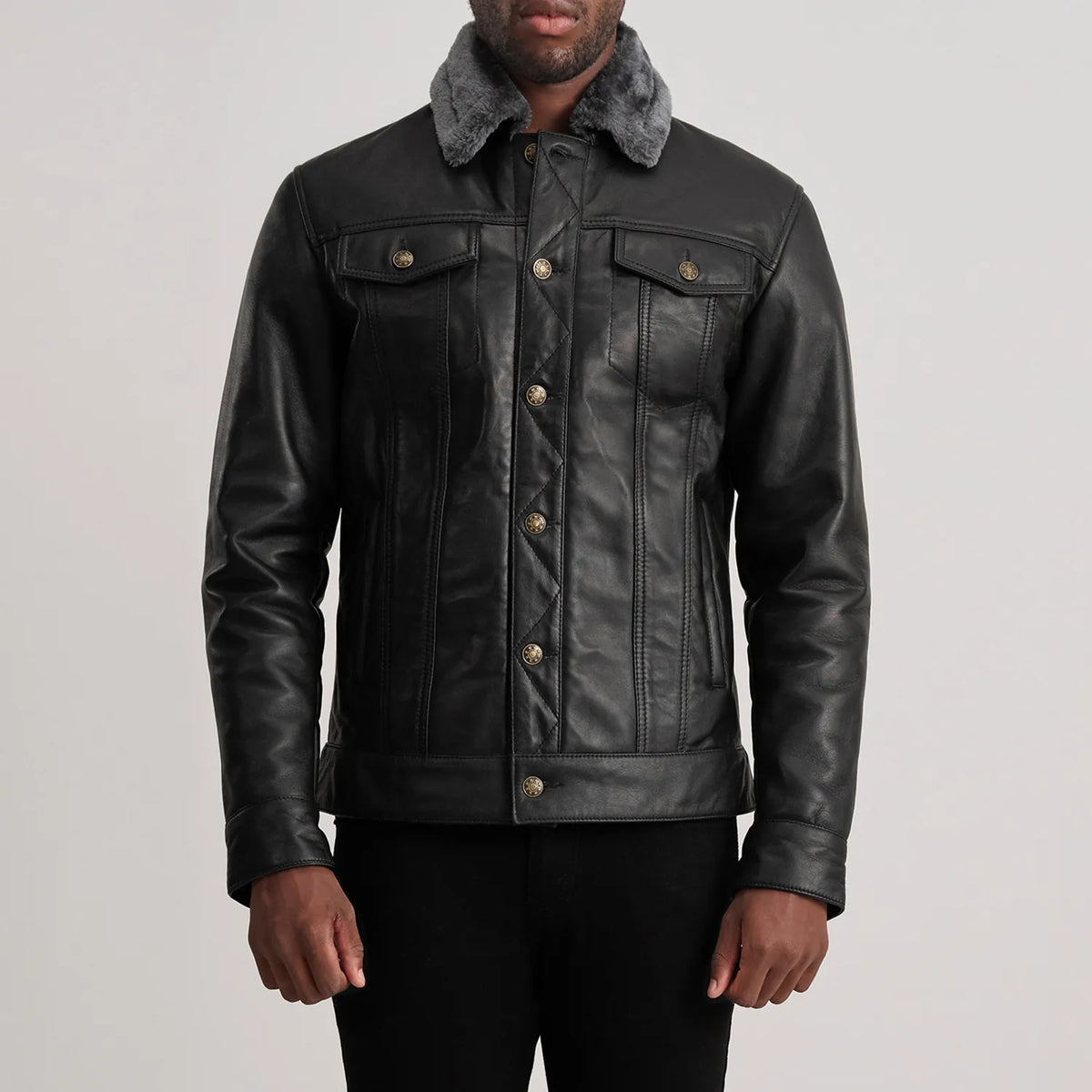 Close-Up Detail of Classic Collar &amp; Button Hardware on Dallis 블랙 Leather Shearling Trucker 가죽 자켓 남성용