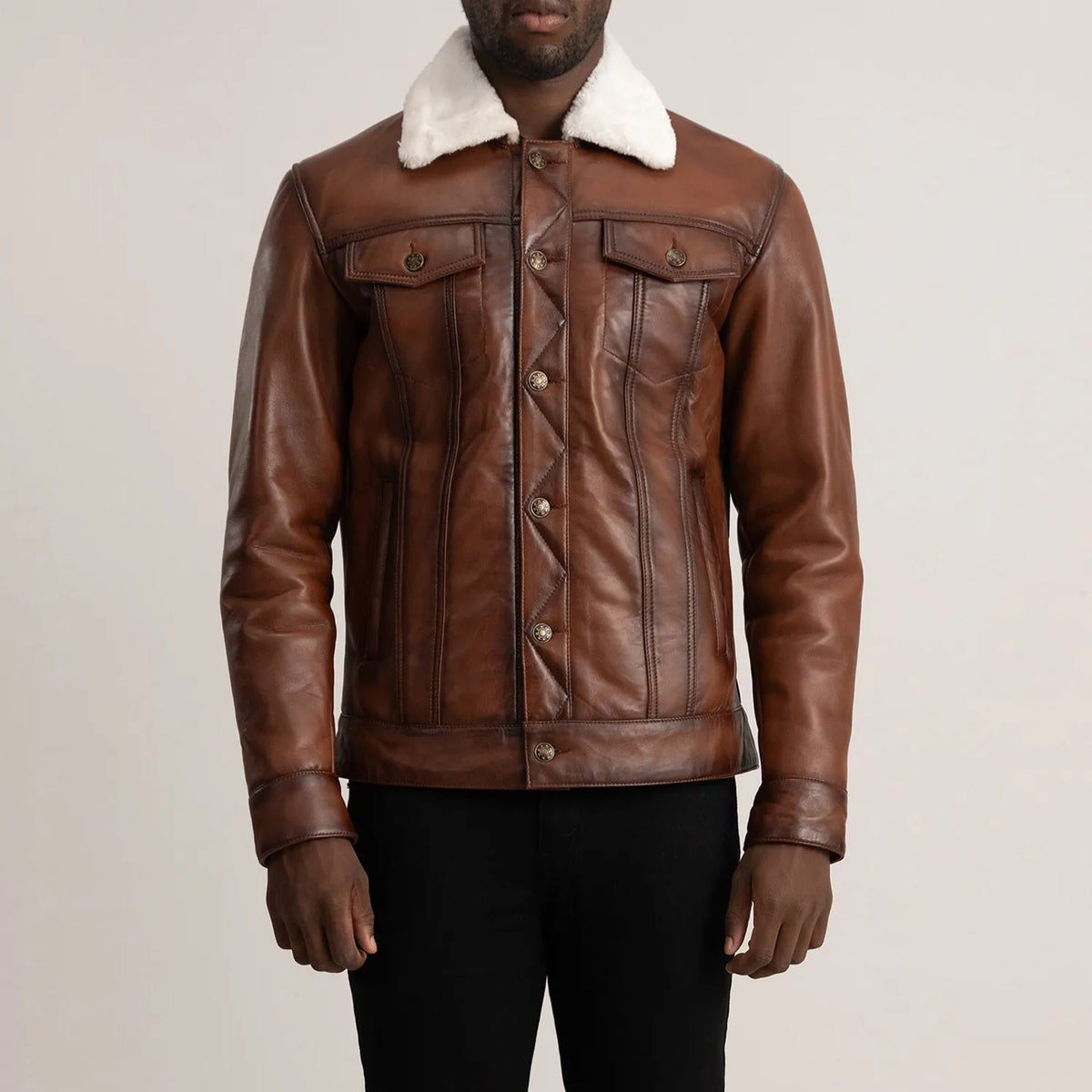 Close-Up Detail of Classic Collar &amp; Button Hardware on Dallis 브라운 Leather Shearling Trucker 가죽 자켓 남성용