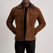 
Dallis 브라운 Suede Shearling Trucker 가죽 자켓 남성용 in Brown Goatskin Suede - 정면 스타일 및 테일러드 실루엣 | 공식 온라인 스토어 구매