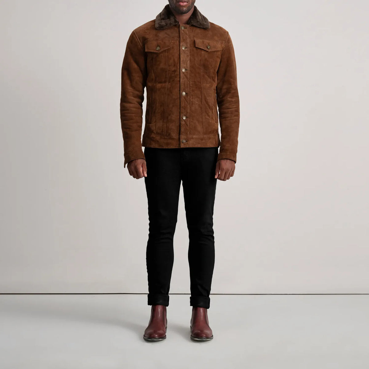 
Dallis 브라운 Suede Shearling Trucker 가죽 자켓 남성용 - 입체 소매 커팅과 슬림 테이퍼드 핏을 보여주는 측면 뷰