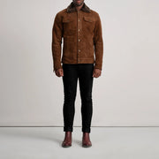 
Dallis 브라운 Suede Shearling Trucker 가죽 자켓 남성용 - 입체 소매 커팅과 슬림 테이퍼드 핏을 보여주는 측면 뷰