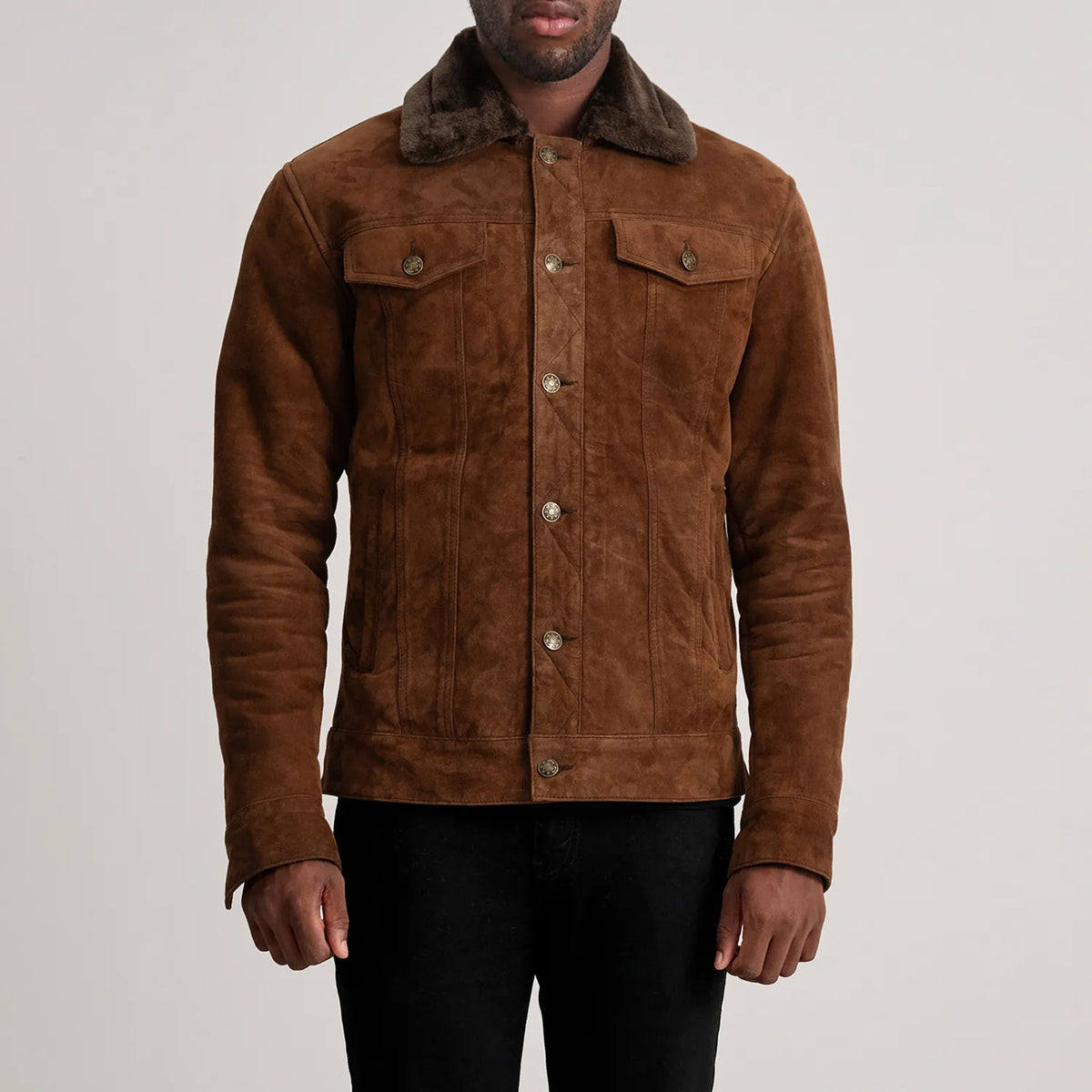 
클로즈업 상세 of Classic Collar & Button Hardware on Dallis 브라운 Suede Shearling Trucker 가죽 자켓 남성용