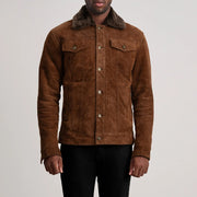 
클로즈업 상세 of Classic Collar & Button Hardware on Dallis 브라운 Suede Shearling Trucker 가죽 자켓 남성용
