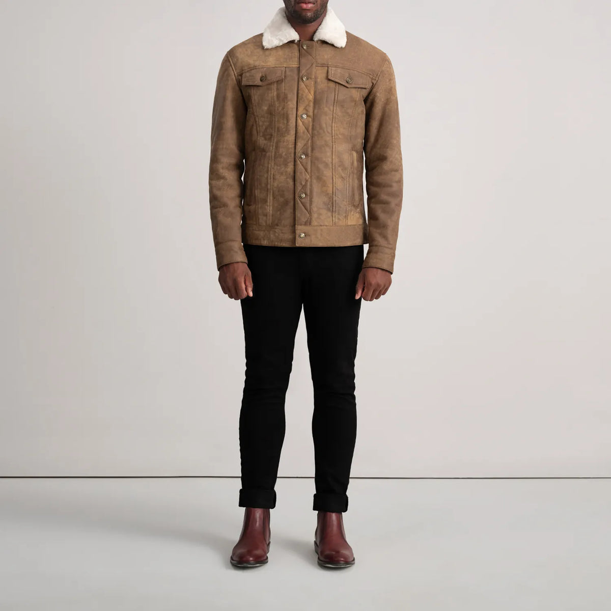 
Dallis Snuffed Brown Shearling Trucker Jacket - 입체 소매 커팅과 슬림 테이퍼드 핏을 보여주는 측면 뷰