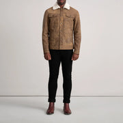 
Dallis Snuffed Brown Shearling Trucker Jacket - 입체 소매 커팅과 슬림 테이퍼드 핏을 보여주는 측면 뷰