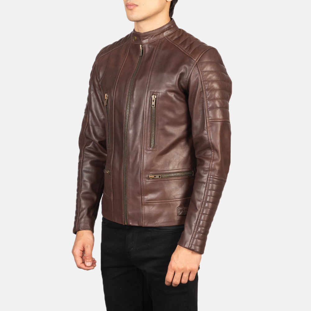 
착용 핏 뷰:  Damian Grey Suede Biker Jacket 모델 착용 (자연광 드레이프 핏)