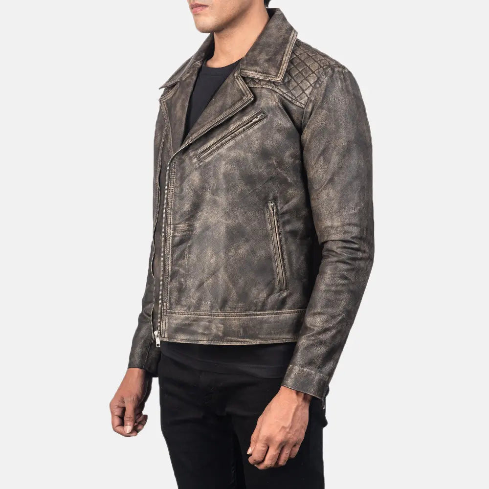 
착용 핏 뷰:  Danny Quilted Brown Leather Biker Jacket 모델 착용 (자연광 드레이프 핏)
