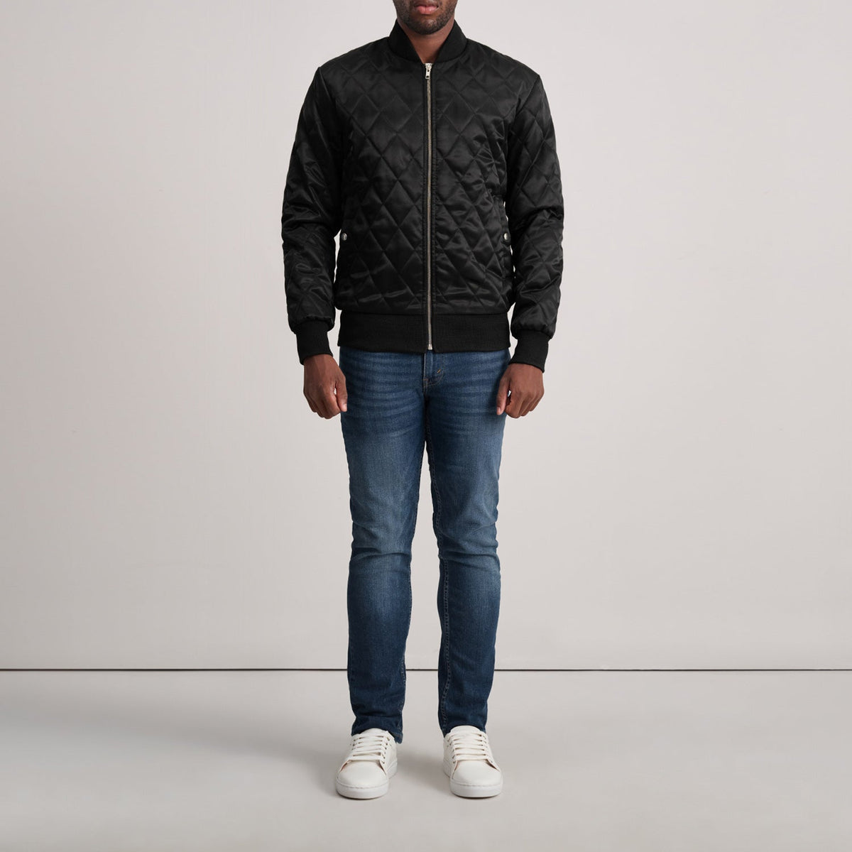 Close-Up Detail of Varsity &amp; Zipper Hardware on Danson Quilted 블랙 Varsity 가죽 자켓 남성용