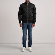 Close-Up Detail of Varsity &amp; Zipper Hardware on Danson Quilted 블랙 Varsity 가죽 자켓 남성용