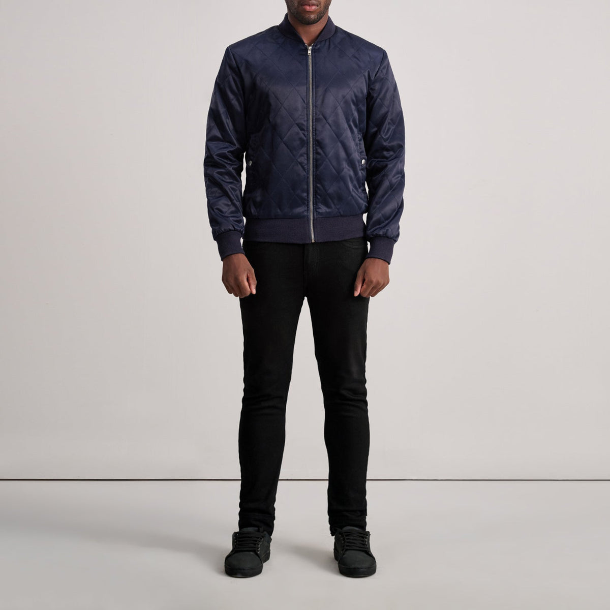Close-Up Detail of Varsity &amp; Zipper Hardware on Danson Quilted Blue Varsity 가죽 자켓 남성용