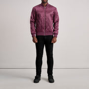 Close-Up Detail of Varsity &amp; Zipper Hardware on Danson Quilted Maroon Varsity 가죽 자켓 남성용