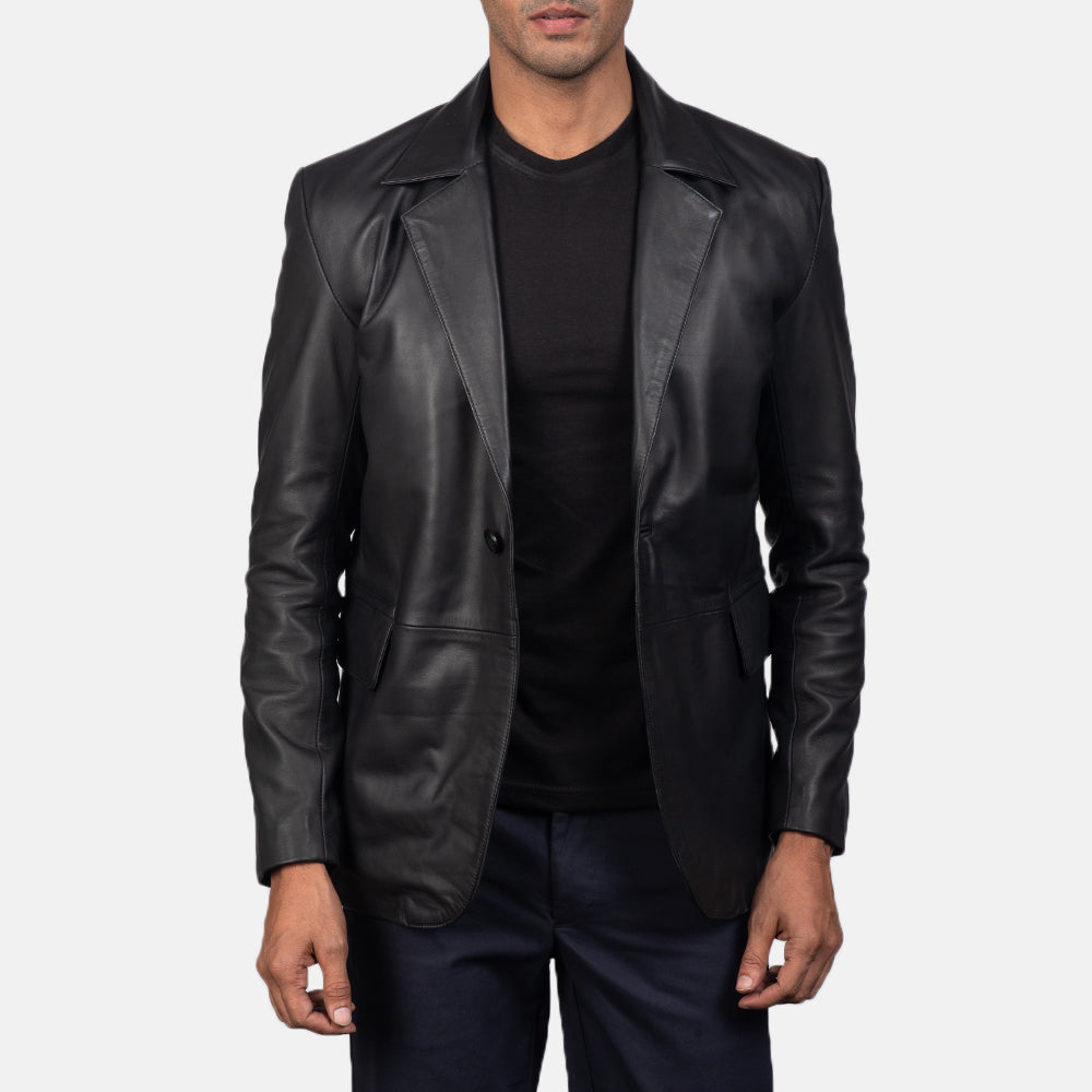 Close-Up Detail of Notch &amp; Button Hardware on Men's Daron 블랙 가죽 테일러드 블레이저 남성용
