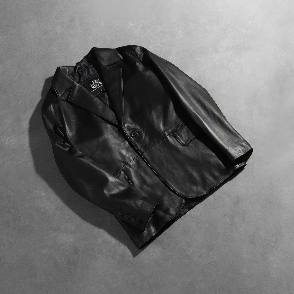 Open Hem &amp; Hem Craftsmanship Construction Detail on Men's Daron 블랙 가죽 테일러드 블레이저 남성용