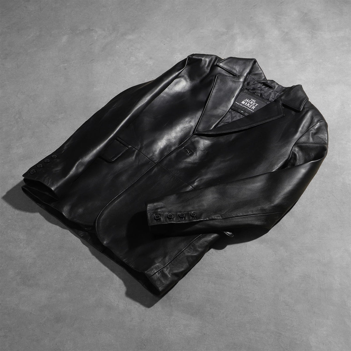 Styled Fit Perspective of Men's Daron 블랙 가죽 테일러드 블레이저 남성용 on Model - Natural Daylight Drape
