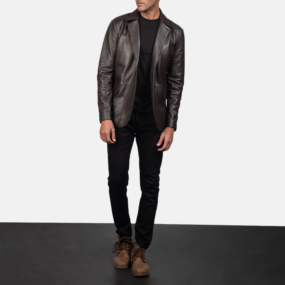 Daron 브라운 가죽 테일러드 블레이저 남성용 - Lateral Side Profile View Showing Sleeve Cut &amp; Athletic Taper Fit
