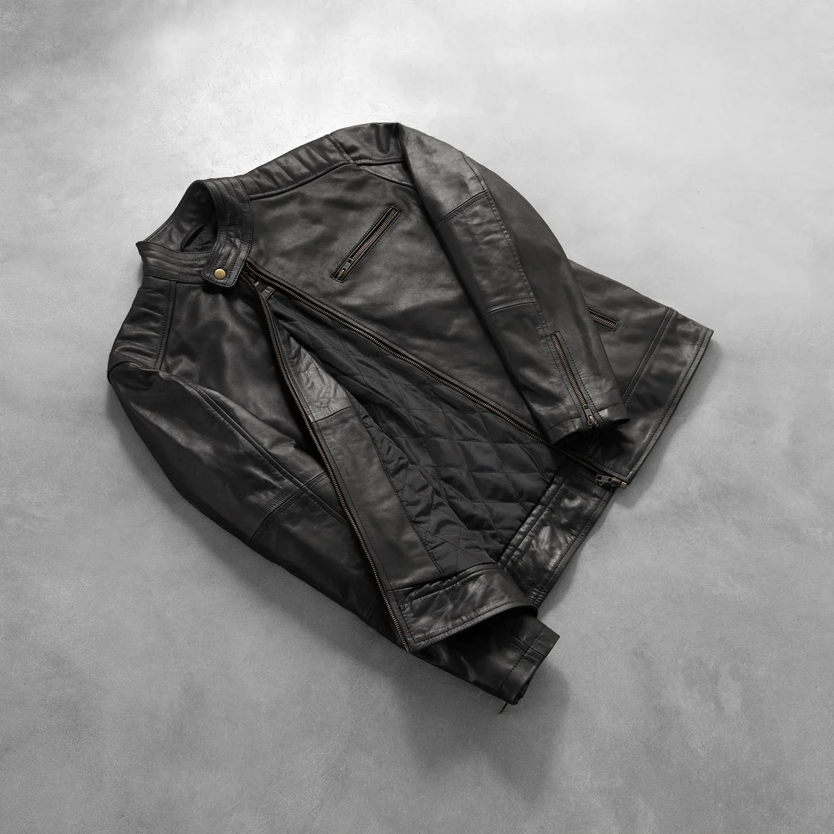 Styled Fit Perspective of Dean 블랙 가죽 라이더 자켓 남성용 on Model - Natural Daylight Drape
