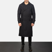 Close-Up Detail of Notch &amp; Button Hardware on Men's Detective 블랙 Wool 가죽 롱 코트 남성용
