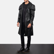 
Deux 블랙 Leather Duster 남성용 - 입체 소매 커팅과 슬림 테이퍼드 핏을 보여주는 측면 뷰