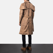 
Deux 브라운 Leather Duster 남성용 - 입체 소매 커팅과 슬림 테이퍼드 핏을 보여주는 측면 뷰