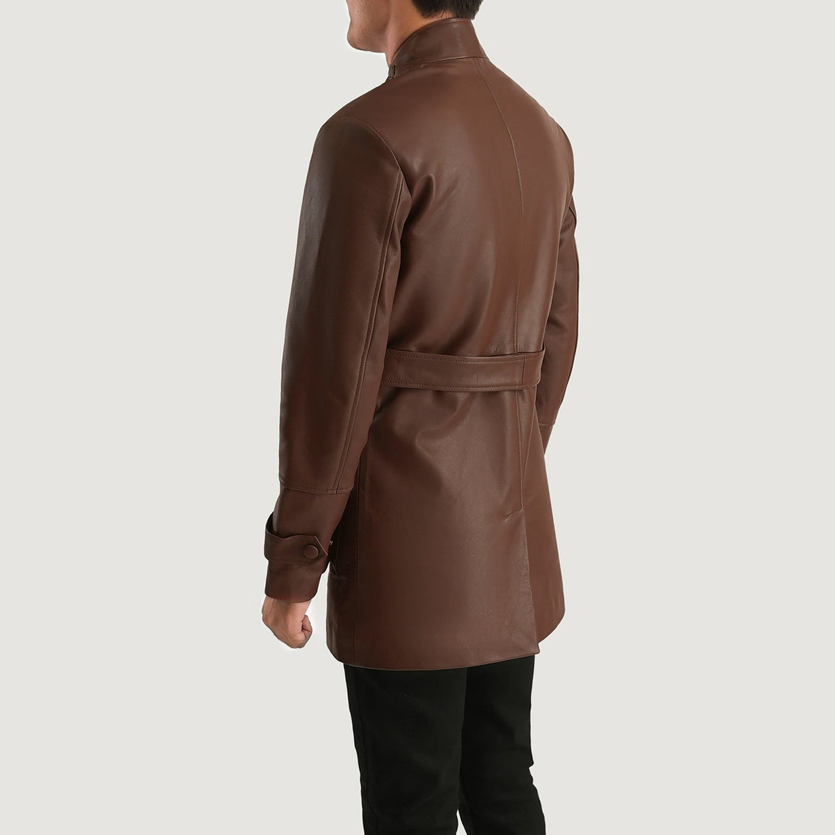 Close-Up Detail of High neck with Belt &amp; Snap button Hardware on Dolf 브라운 가죽 자켓 남성용