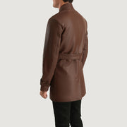 Close-Up Detail of High neck with Belt &amp; Snap button Hardware on Dolf 브라운 가죽 자켓 남성용