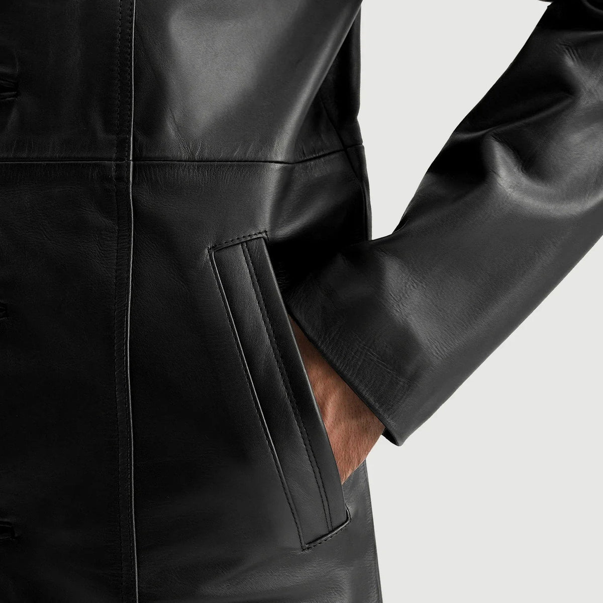 Close-Up Detail of Notch &amp; Button Hardware on Men's Don Long 블랙 가죽 롱 코트 남성용