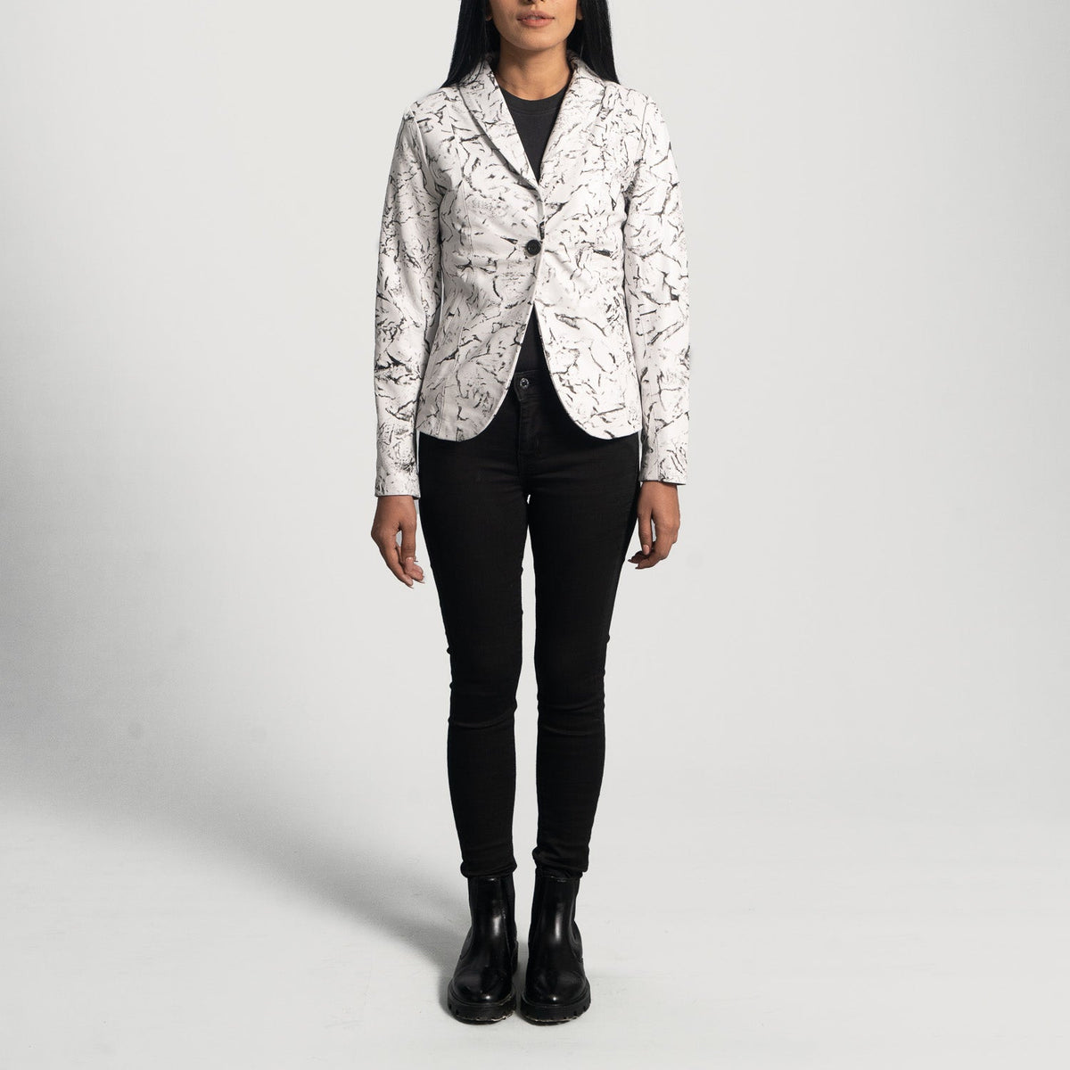 Close-Up Detail of Notch &amp; Button Hardware on Women's Donna Blake White 가죽 테일러드 블레이저 여성용