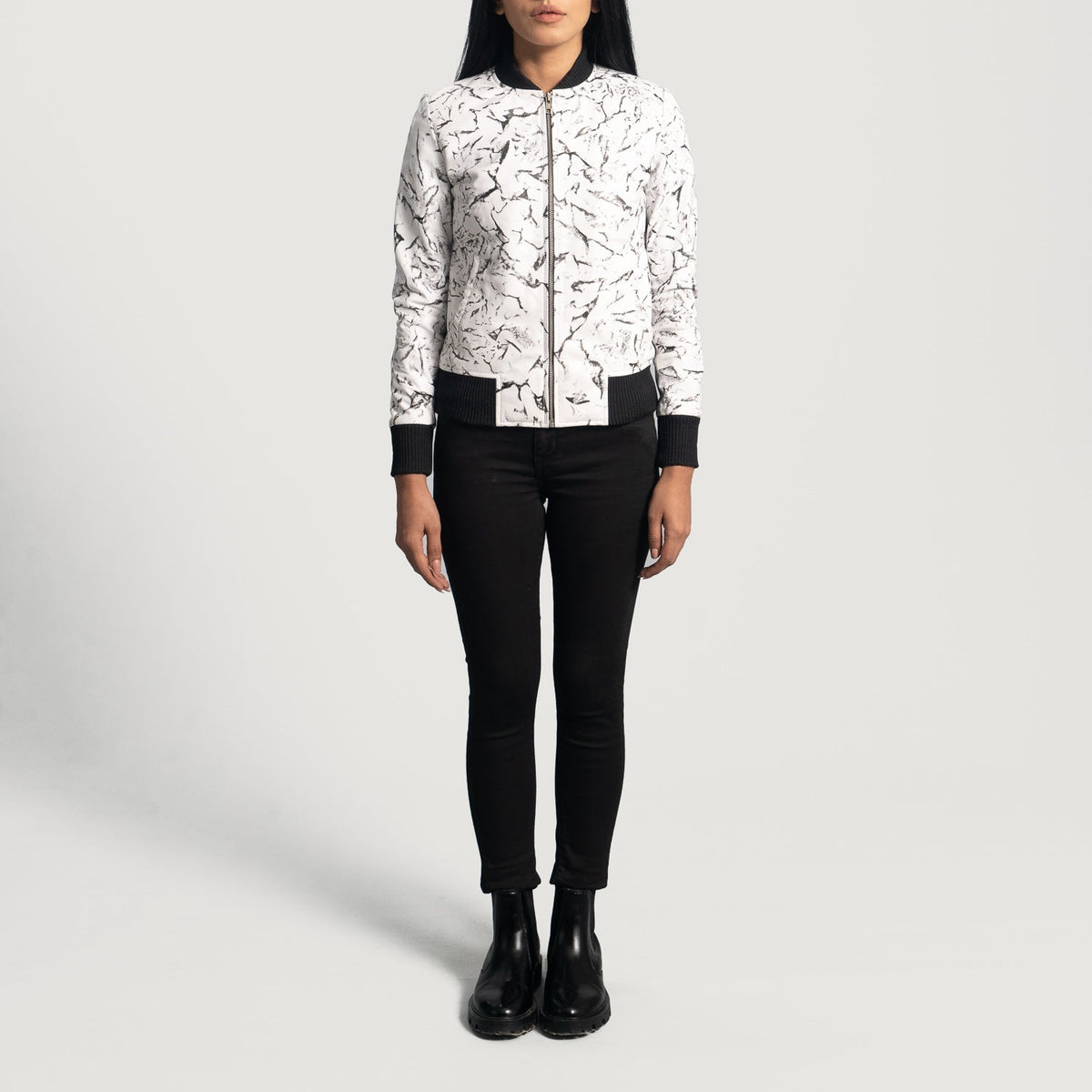 Close-Up Detail of Varsity &amp; Zipper Hardware on Women's Donna Blake 화이트 가죽 봄버 자켓 여성용