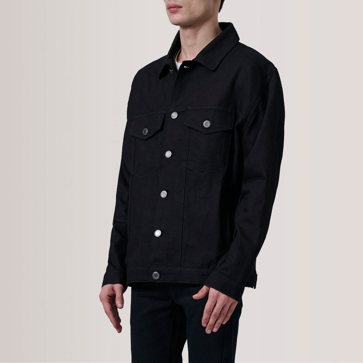 Eddie 블랙 Oversized Denim Trucker 가죽 자켓 남성용 For Men - Lateral Side Profile View Showing Sleeve Cut &amp; Athletic Taper Fit