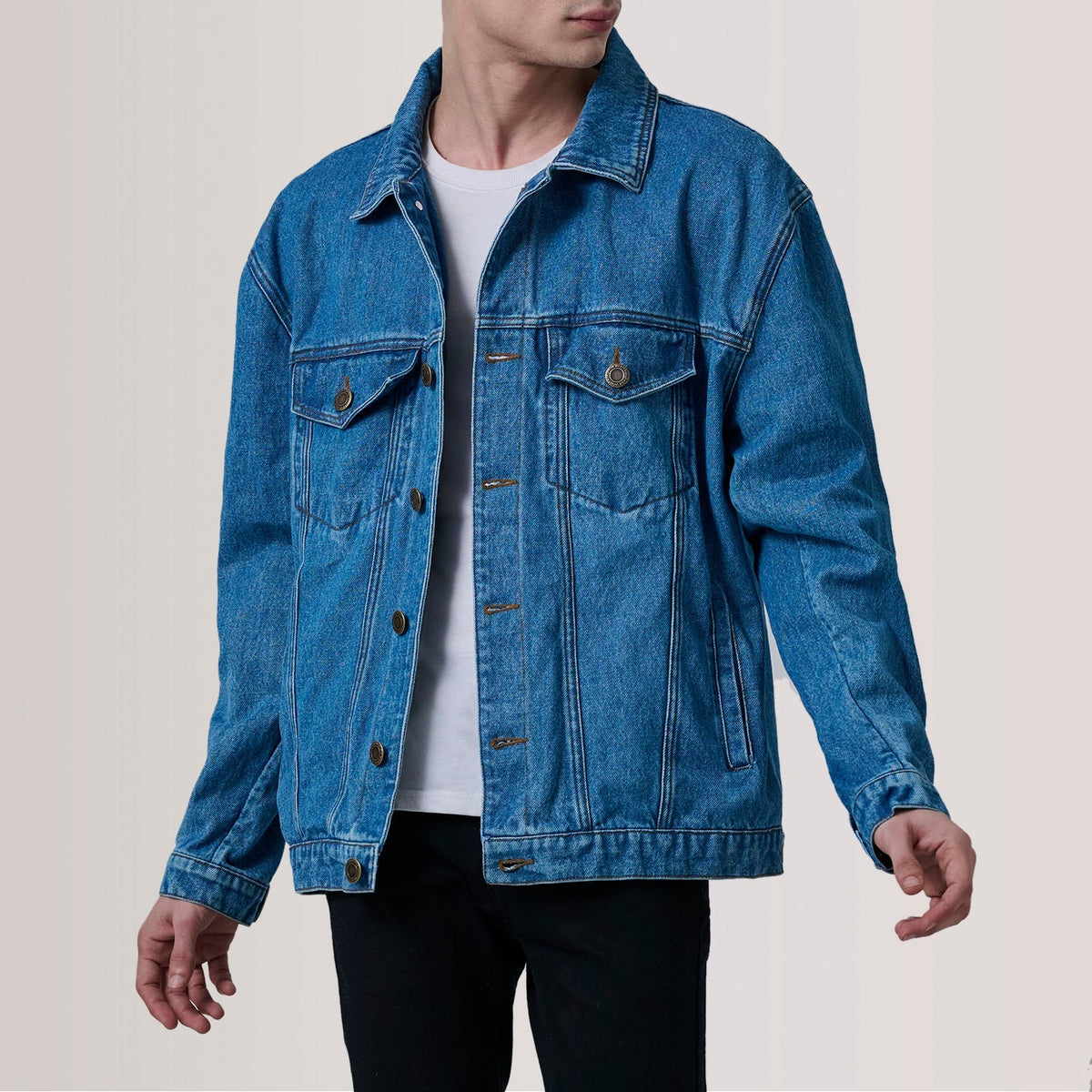 
Eddie Dark 블루 Oversized Denim Trucker 가죽 자켓 남성용 For Men in Dark Blue Full-Grain Leather - 정면 스타일 및 테일러드 실루엣 | 공식 온라인 스토어 구매