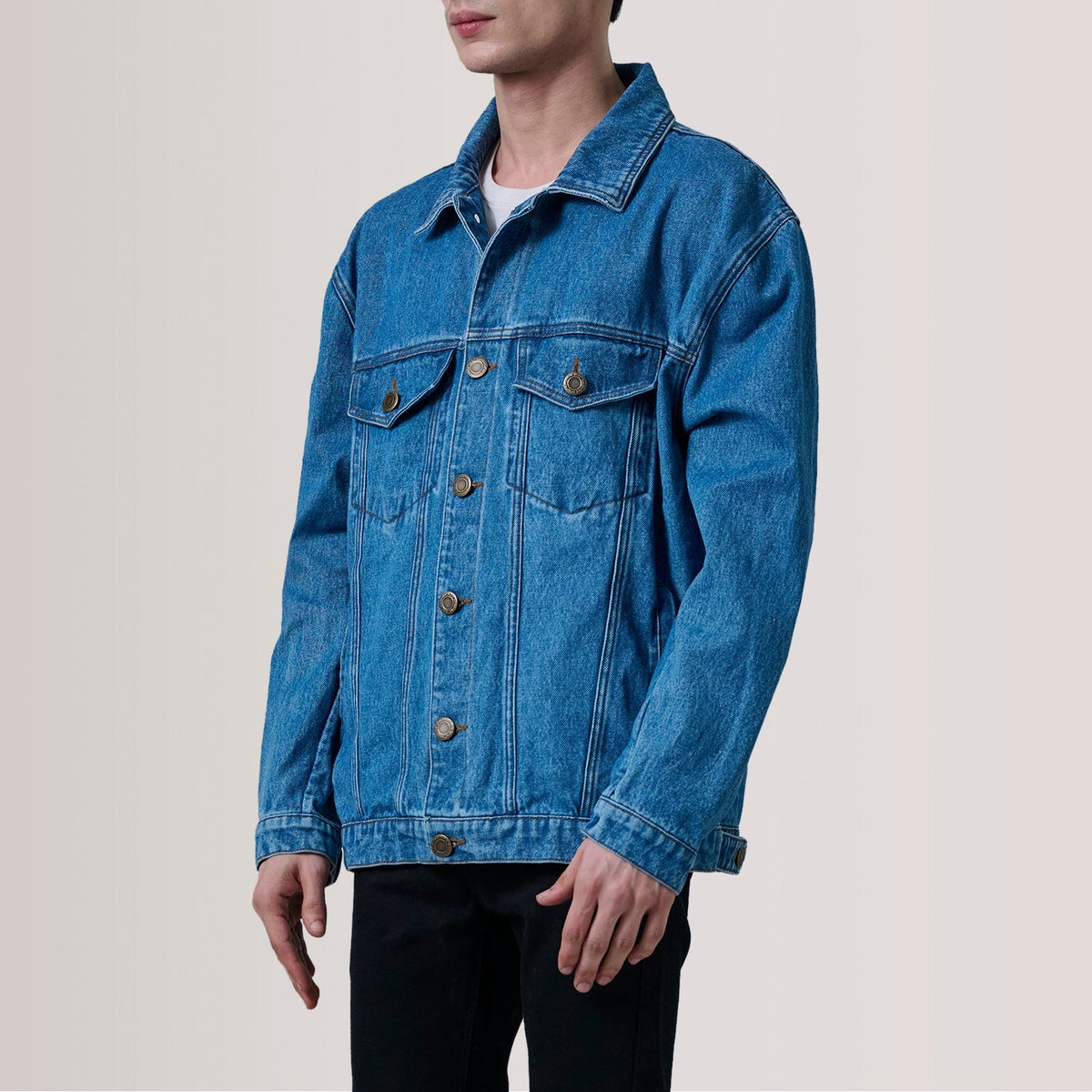 
Eddie Dark 블루 Oversized Denim Trucker 가죽 자켓 남성용 For Men - 입체 소매 커팅과 슬림 테이퍼드 핏을 보여주는 측면 뷰