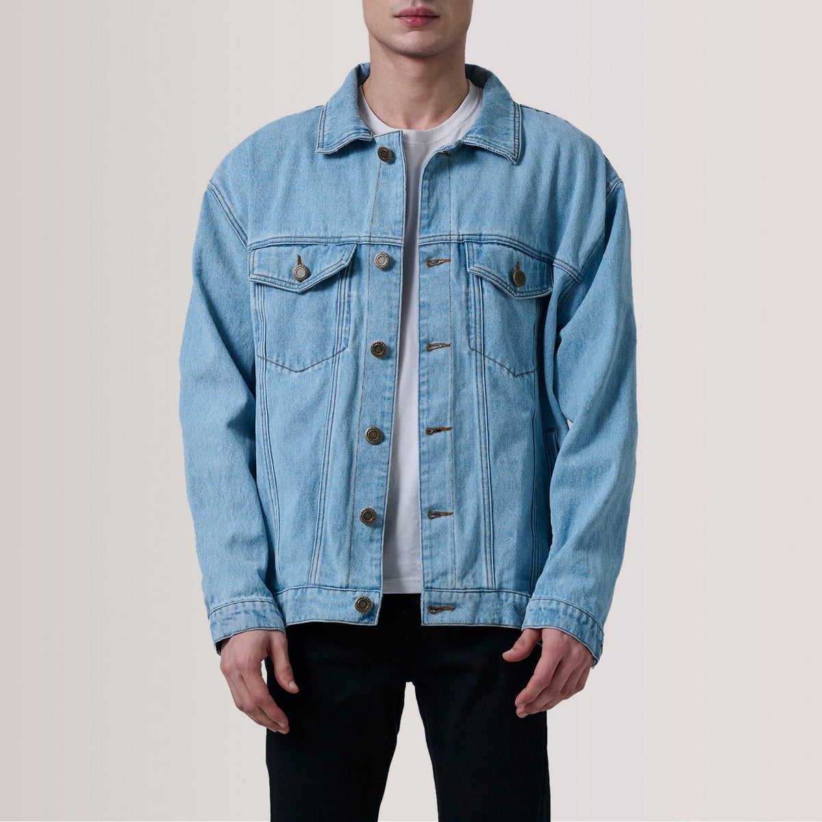 
Eddie Light 블루 Oversized Denim Trucker 가죽 자켓 남성용 For Men in Light Blue Full-Grain Leather - 정면 스타일 및 테일러드 실루엣 | 공식 온라인 스토어 구매