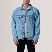 
Eddie Light 블루 Oversized Denim Trucker 가죽 자켓 남성용 For Men in Light Blue Full-Grain Leather - 정면 스타일 및 테일러드 실루엣 | 공식 온라인 스토어 구매