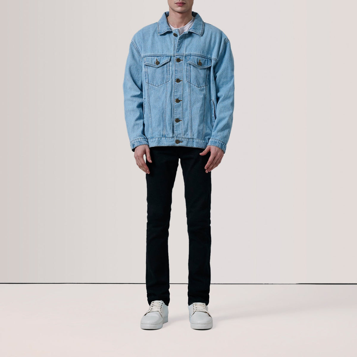 
Light Blue Full-Grain leather Jacket - 어깨 라인과 깔끔한 밑단이 돋보이는 뒷면 뷰