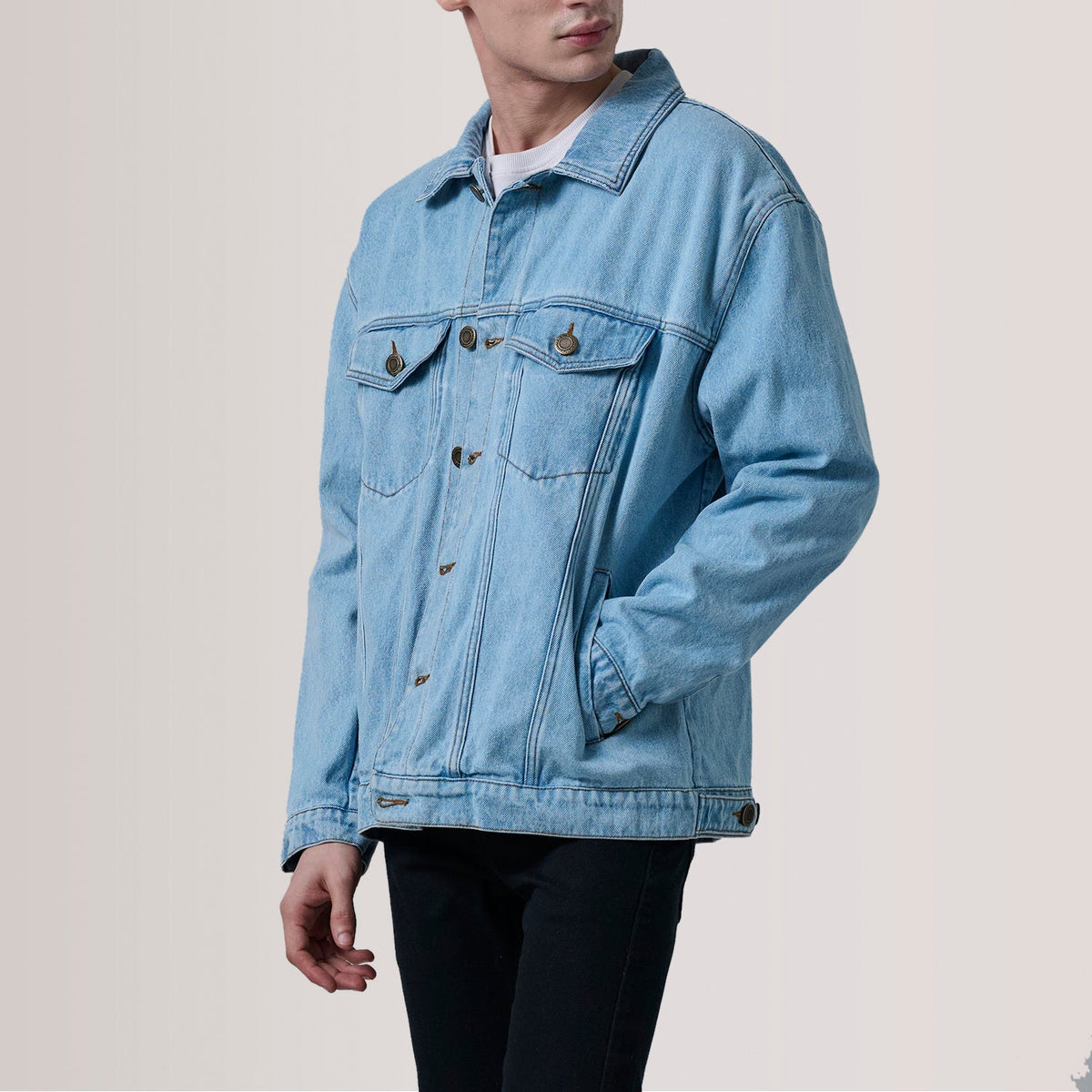 
Eddie Light 블루 Oversized Denim Trucker 가죽 자켓 남성용 For Men - 입체 소매 커팅과 슬림 테이퍼드 핏을 보여주는 측면 뷰